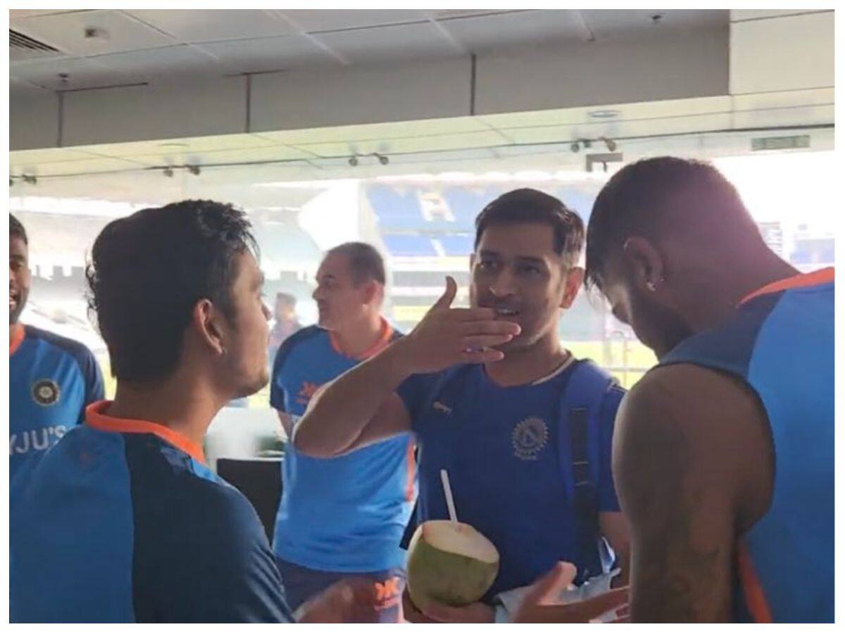 MS Dhoni Meets Indian Cricket Team Ahead Of 1st T20I Against NZ in Ranchi | Watch Viral Video